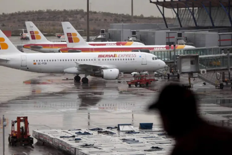 
	Aeronaves da Iberia estacionadas em terminal do aeroporto Barajas em Madri, na Espanha
 (.)