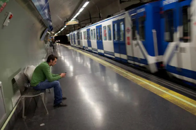 
	Homem confere o seu celular em uma esta&ccedil;&atilde;o de Madri: mercado m&oacute;vel cresceu em 31.326 conex&otilde;es totais em maio ante abril, com 97.187 pessoas assinando novos contratos
 (Pablo Blazquez Dominguez/Getty Images)