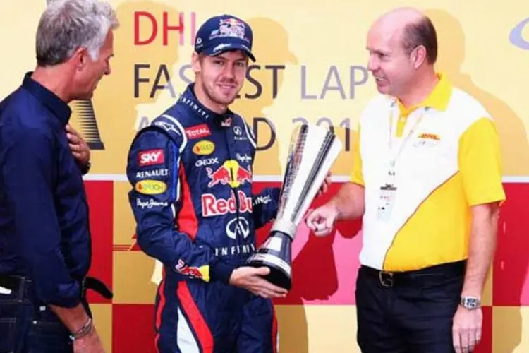 Sebastian Vettel recebe troféu por ter completado a volta mais rápida (Getty Images)