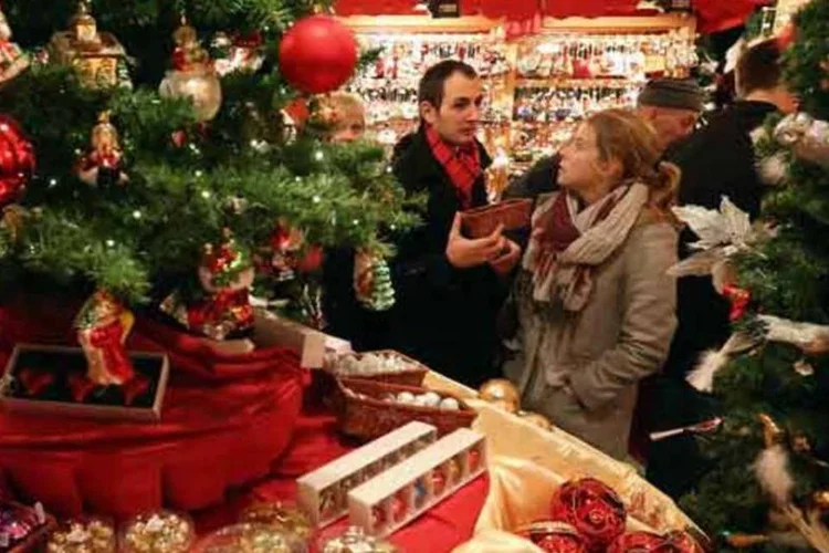 
	Casal faz compras em loja enfeitada para o Natal: o diretor executivo da FecomercioSP ressaltou que o resultado poderia ter sido ainda melhor, n&atilde;o fosse a carga tribut&aacute;ria
 (Getty Images)