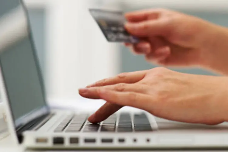 Pessoa faz compras online (Getty Images)