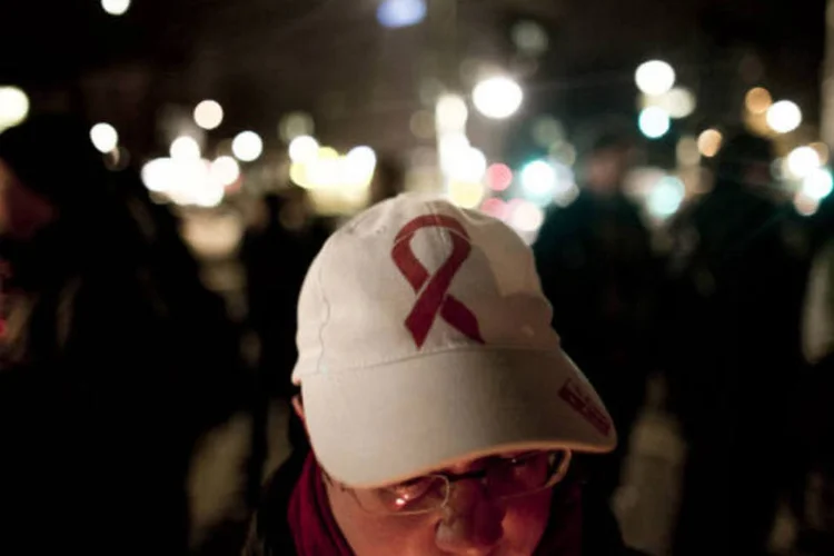 
	Homem usa bon&eacute; com s&iacute;mbolo do combate &agrave; Aids: OMS informa que houve casos de contamina&ccedil;&atilde;o deliberada, mas ressalta que foram &quot;poucos&quot;
 (Carsten Koall/Getty Images)
