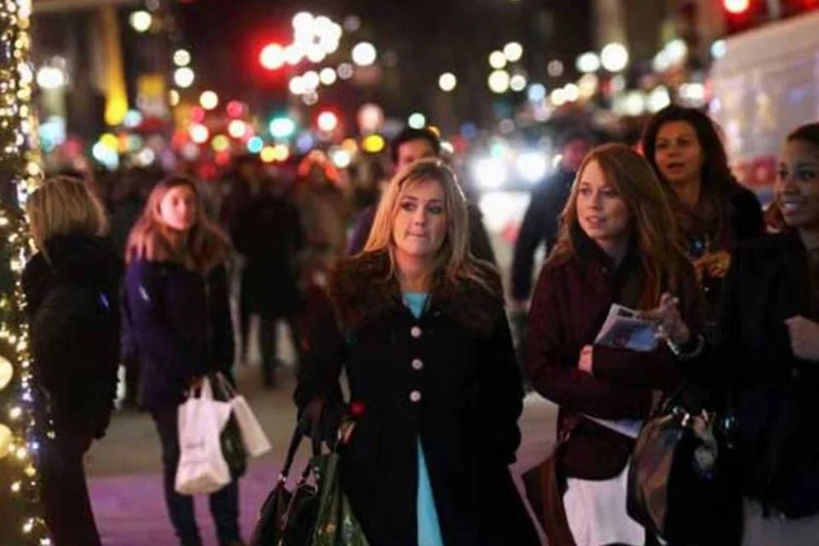 
	Mulheres passeiam por rua iluminada com enfeites natalinos: o &acirc;nimo do consumidor para compras no Natal caiu 3,9% em rela&ccedil;&atilde;o a 2012, para 78 pontos
 (Getty Images)