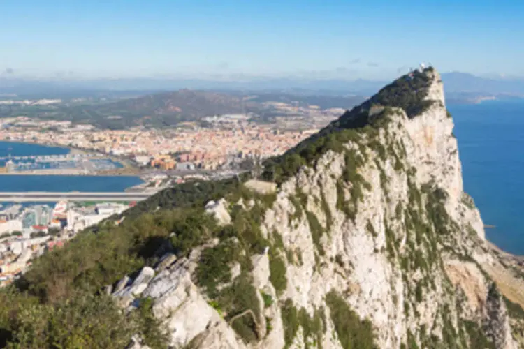 Gibraltar, com Espanha ao fundo: a Grã-Bretanha havia dito que poderia tomar medidas legais contra a Espanha sobre os controles mais rígidos nas fronteiras (Getty Images)