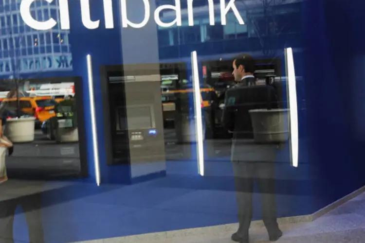 
	Pessoas usando caixa-eletr&ocirc;nico do Citibank: Ita&uacute; Unibanco ir&aacute; absorver a unidade de neg&oacute;cios com consumidores do Citibank no Uruguai
 (Mario Tama/Getty Images)