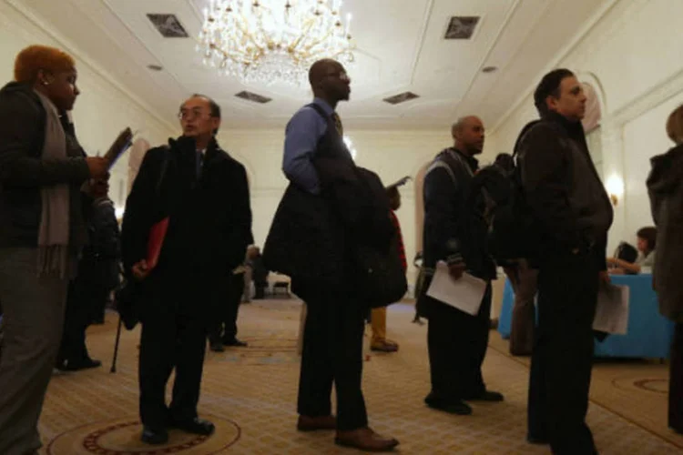 
	Fila em feira de emprego: o aumento no n&uacute;mero de desempregados significa que o governo precisa gastar mais com aux&iacute;lio
 (John Moore/Getty Images)