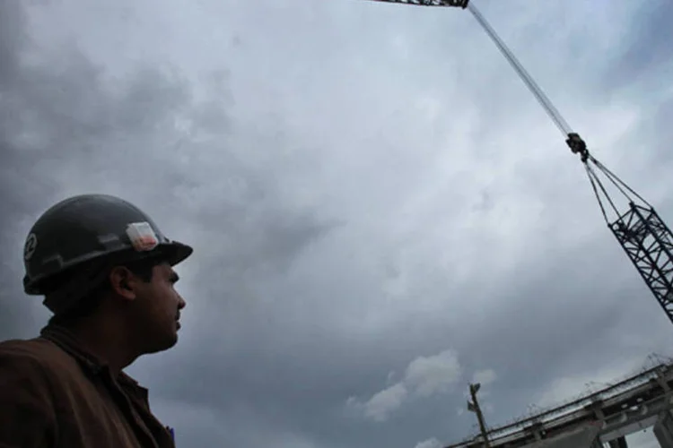 Trabalhador nas obras de reconstrução do estádio do Maracanã: reforma tinha um orçamento inicial de R$ 705 milhões (Dado Galdieri/Bloomberg)