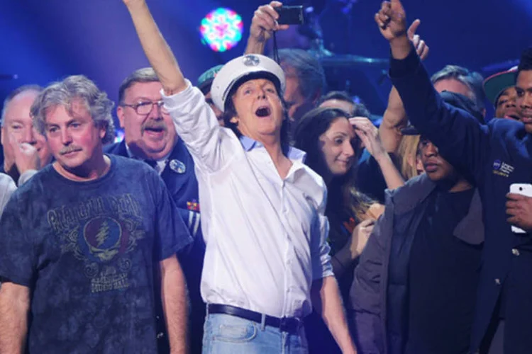 
	Paul McCartney se apresenta em um concerto para ajudar as v&iacute;timas do furac&atilde;o Sandy: ele tocou como vocalista na primeira reuni&atilde;o do Nirvana
 (Larry Busacca/Getty Images)