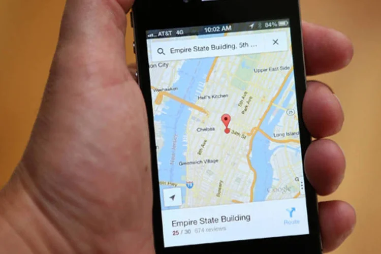 
	Celular iPhone 4S acessando o aplicativo do Google Maps: melhora no servi&ccedil;o acontece ap&oacute;s aquisi&ccedil;&atilde;o do aplicativo Waze por parte do Google
 (Justin Sullivan/Getty Images)
