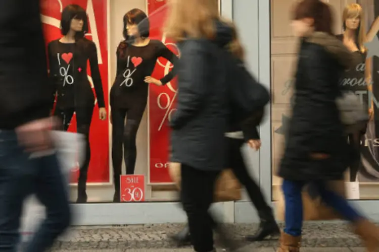 Consumidores caminham em frente a lojas do comércio de Berlim, na Alemanha (Sean Gallup/Getty Images)