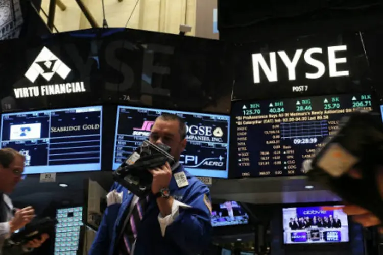 
	Bolsa de Nova York: &agrave;s 12h15 (de Bras&iacute;lia), o &iacute;ndice Dow Jones futuro ca&iacute;a 0,12%, o Nasdaq tinha baixa de 0,57% e o S&amp;P 500 recuava 0,10%
 (Spencer Platt/Getty Images)