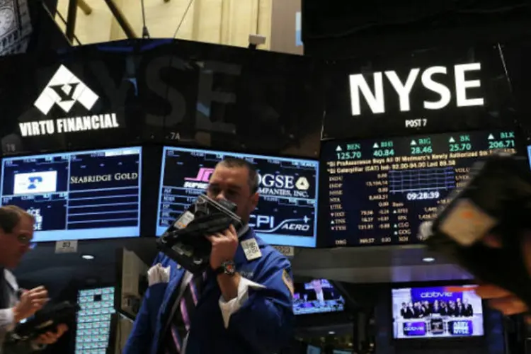 
	Wall Street: o &iacute;ndice Dow Jones&nbsp;chegou a atingir queda de mais de 100 pontos e o S&amp;P 500 recuou para abaixo de sua m&eacute;dia m&oacute;vel de 50 dias
 (Spencer Platt/Getty Images)