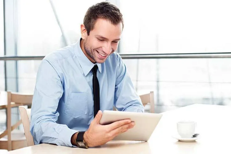 Empreendedor lendo (Thinstock)