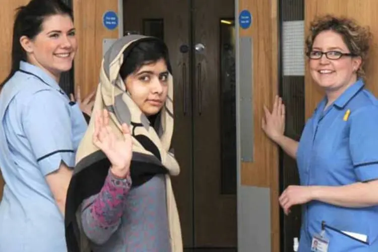 Malala Yousafzai se despede das enfermeiras que ajudaram em sua recuperação (Divulgação Queen Elizabeth Hospital - via Getty Images)