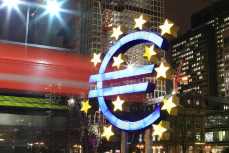
	S&iacute;mbolo do Euro na sede do BCE: presidente Mario Draghi afirmou que a autoridade monet&aacute;ria est&aacute; &quot;tecnicamente pronta&quot; para cortar a taxa de dep&oacute;sito de zero para negativo
 (Hannelore Foerster/Getty Images)