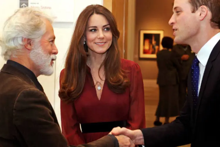 Príncipe William encontra o artista Paul Emsley em visita particular à Galeria Nacional de Retratos onde o retrato oficial de Kate pode ser visto (John Stillwell - WPA Pool / Getty Images)