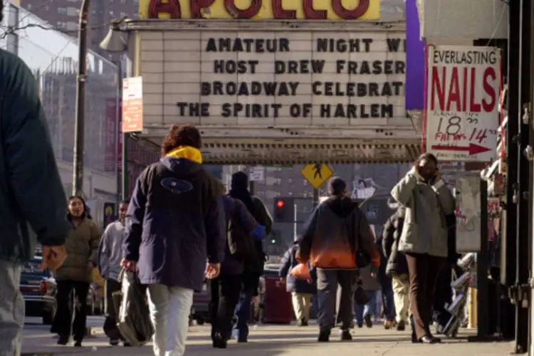 Pedestres passam pelo lendário teatro Apollo no Harlem, em Nova York (Spencer Platt/Newsmakers/Getty Images)