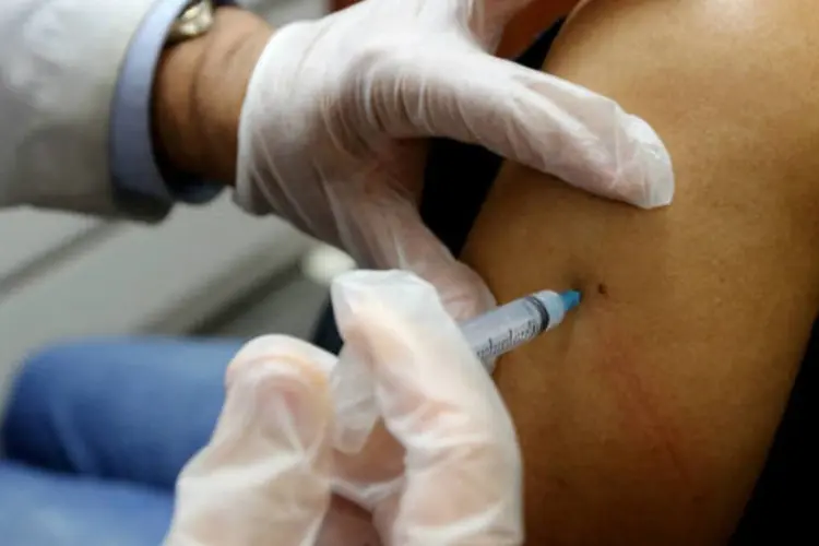 
	Enfermeiro aplica vacina em paciente: o sarampo mata 158 mil pessoas por ano em todo o mundo e a rub&eacute;ola provoca graves consequ&ecirc;ncias para mulheres gr&aacute;vidas
 (Getty Images)