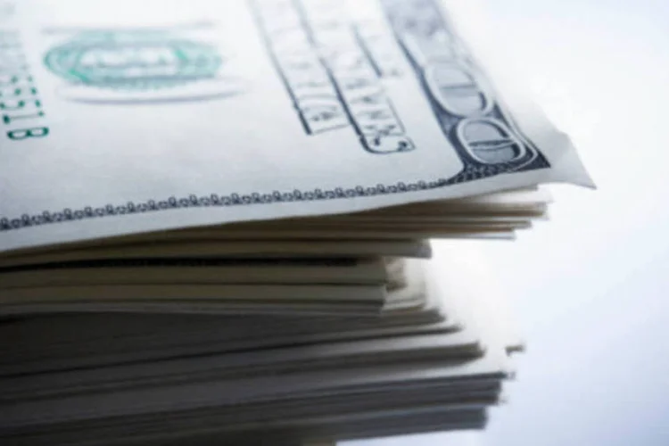 
	D&oacute;lar:&nbsp;BC dos EUA anunciou ainda para quinta-feira a pr&oacute;xima interven&ccedil;&atilde;o, ofertando 10 mil contratos de swap tradicional com vencimento em 3 de fevereiro de 2014
 (Image Source / Getty Images)