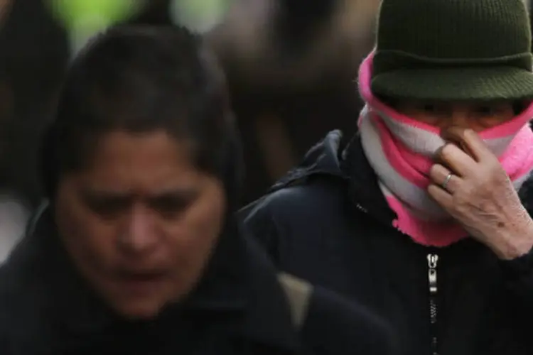 
	Mulher se protege do frio com cachecol
 (Spencer Platt/Getty Images)