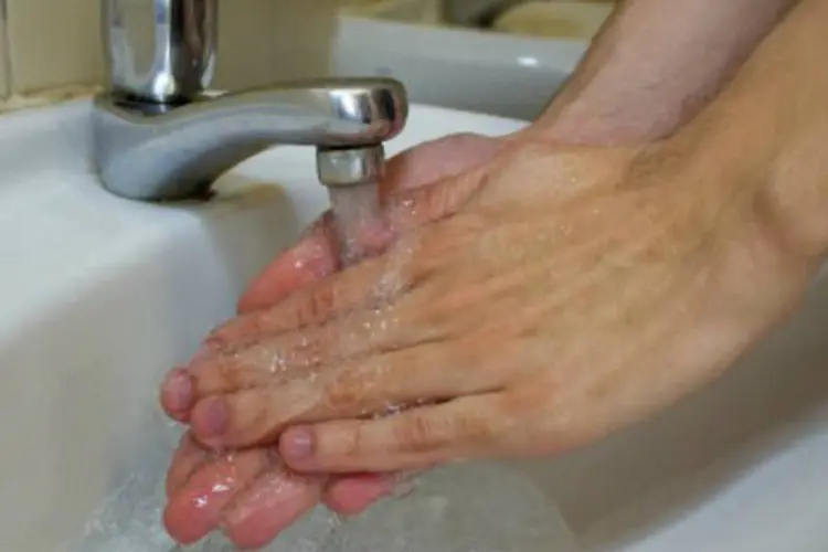 Higiene: lavar as mãos pode reduzir em até 40% a contaminação por vírus e bactérias que causam doenças (Marcos Santos/USP Imagens/Reprodução)