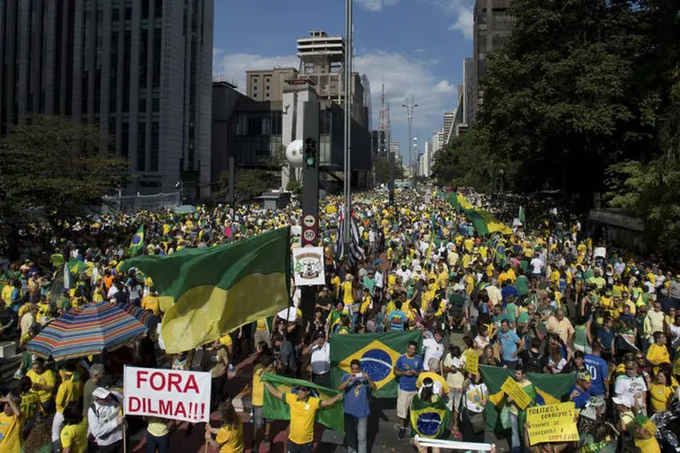 
	Manifestantes contra o governo Dilma na Avenida Paulista: segundo o presidente e fundador do Habib&rsquo;s, a posi&ccedil;&atilde;o da empresa &eacute; resultado da deteriora&ccedil;&atilde;o econ&ocirc;mica pela qual o pa&iacute;s passa
 (Marcelo Camargo/Agência Brasil)