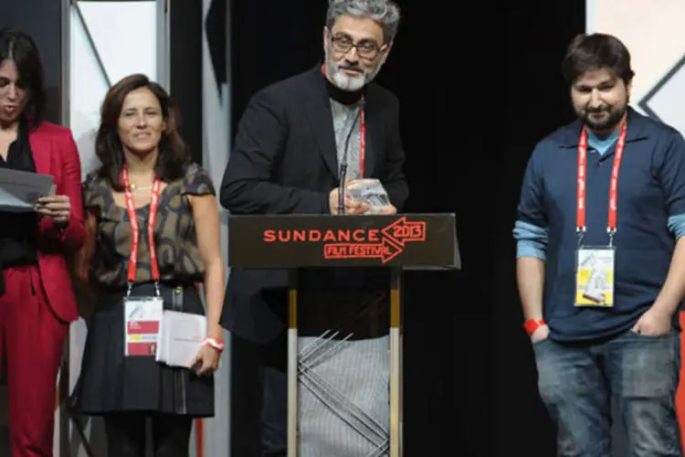 Diretor Barmak Akram e o elenco do filme do filme Wajma durante a premiação do Sundance Film Festival em janeiro deste ano (Michael Loccisano/Getty Images)