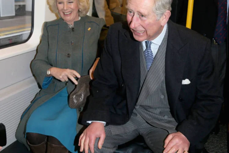 
	O pr&iacute;ncipe Charles utiliza o metr&ocirc; de Londres, acompanhado de sua esposa Camilla: policiais impediram que a pessoas se aproximassem demais do casal real
 (Chris Jackson - WPA Pool/Getty Images)