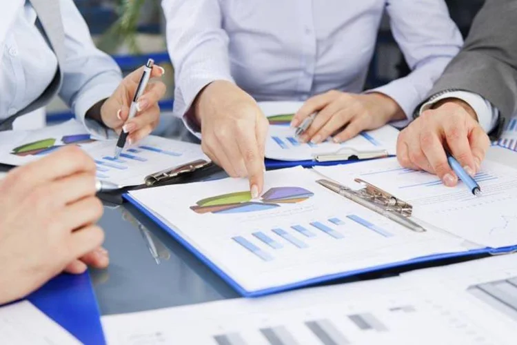 Pessoas com gráficos (Thinkstock)