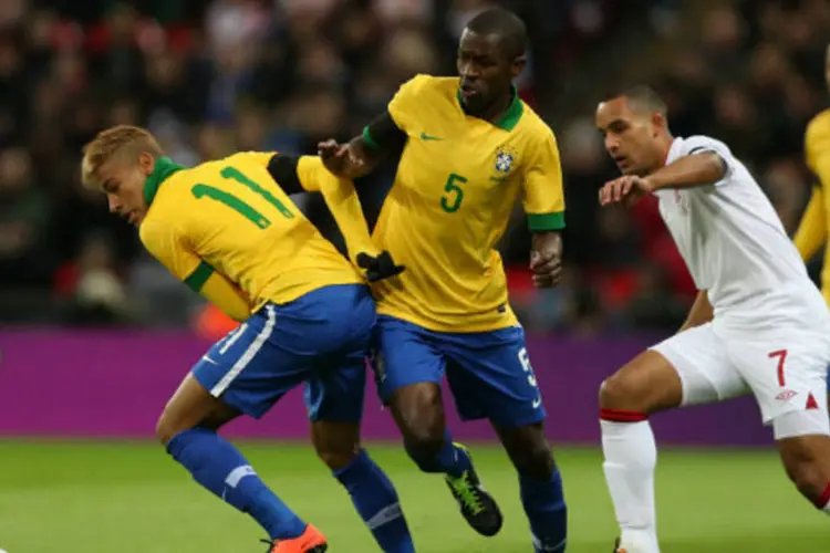 
	Os jogadores Neymar e Ramires da Sele&ccedil;&atilde;o Brasileira de Futebol disputam a bola com Theo Walcott, da Inglaterra, durante amistoso em 06 de fevereiro de 2013
 (Clive Brunskill / Getty Images)
