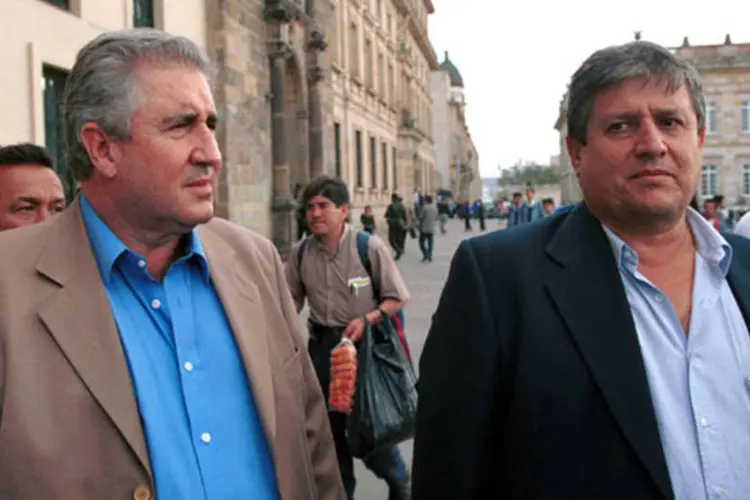 Juan David Ochoa e seu irmão Jorge Luis, irmão do traficante  Fabio Ochoa, deixam um tribunal de justiça em Bogotá, em agosto de 2001 (Carlos Villalon/Getty Images)