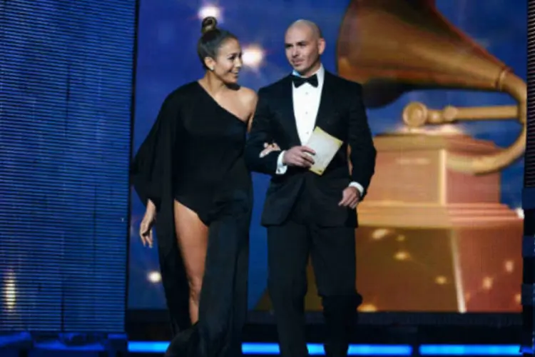Os cantores Jennifer López e Pitbull na 55ª edição do Grammy Awards (Kevork Djansezian/Getty Images)