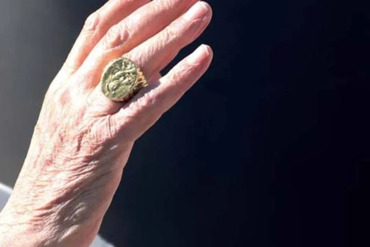 
	Anel papal, que ser&aacute; destru&iacute;do: no caso de Bento XVI, como se trata de uma ren&uacute;ncia, o pr&oacute;prio papa retirar&aacute; o anel e o entregar&aacute; para ser esmagado
 (Franco Origlia/Getty Images)