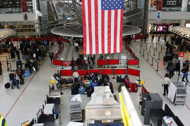 Aeroportos: as regras anteriores só exigiam que laptops fossem retirados para uma verificação separada (Spencer Platt/Getty Images)