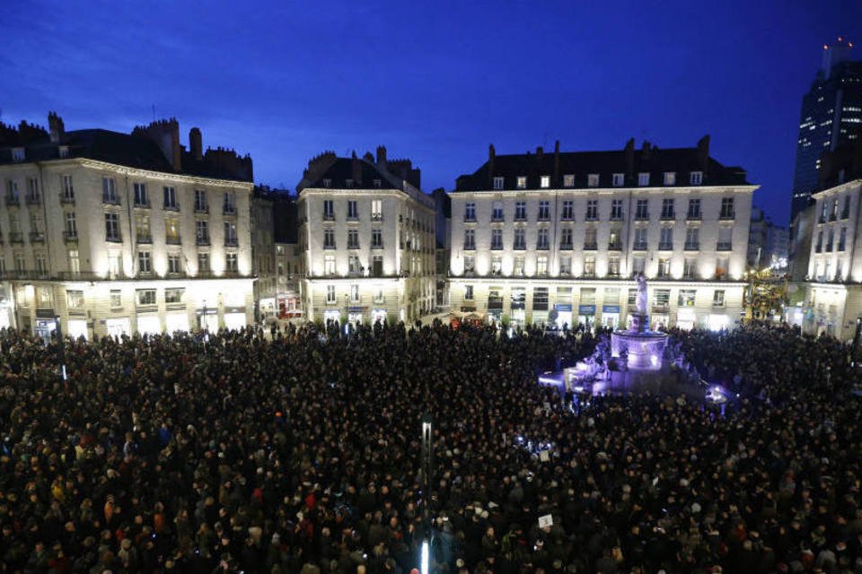 França faz tributo às vítimas de terrorismo em 2015