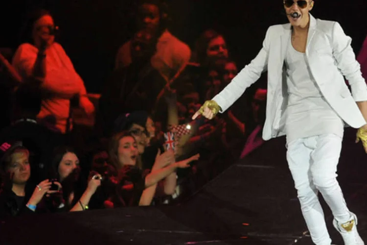 
	Justin Bieber em apresenta&ccedil;&atilde;o: segundo a procuradoria, os menores est&atilde;o dormindo ao relento, em prec&aacute;rias acomoda&ccedil;&otilde;es, e est&atilde;o faltando &agrave;s aulas e provas
 (Jim Dyson/Getty Images)