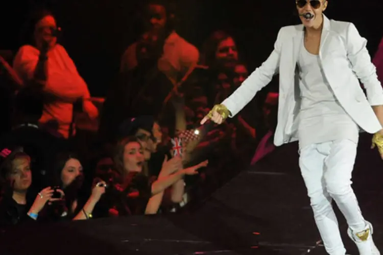 
	Justin Bieber em apresenta&ccedil;&atilde;o: Bieber, que est&aacute; no Reino Unido como parte de sua turn&ecirc; mundial&nbsp;&quot;Believe&quot;, foi muito criticado na segunda-feira por come&ccedil;ar outro concerto tarde
 (Jim Dyson/Getty Images)