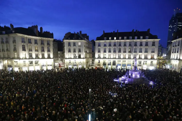 
	 Em Nantes, cidade da Fran&ccedil;a, milhares de pessoas se manifestaram ap&oacute;s o ataque ao jornal Charlie Hebdo
 (Reuters)