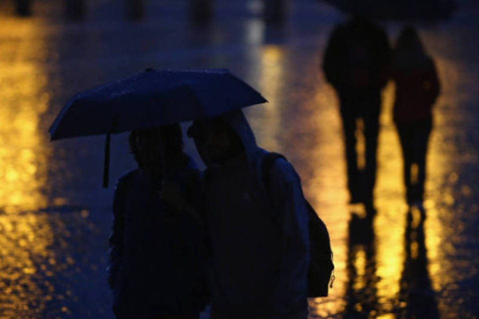 Chuva alaga cidades e estradas em Portugal