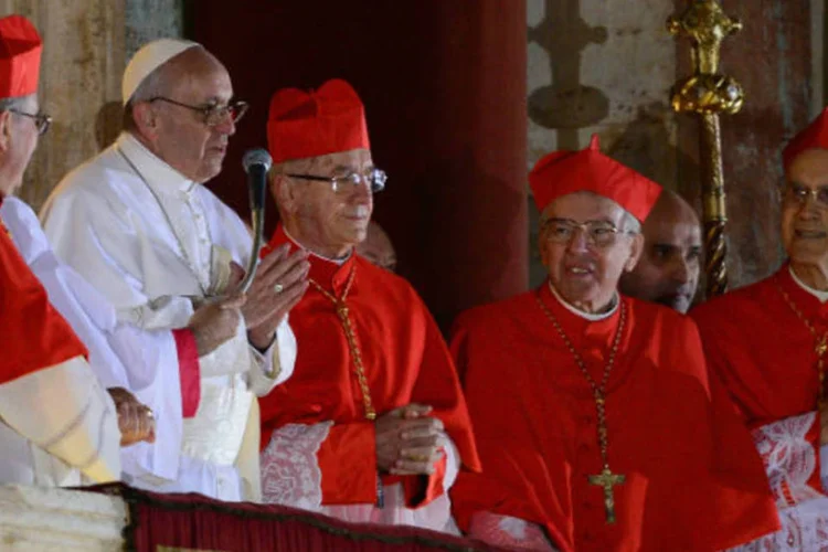 O recém-eleito papa Franciso aparece na varanda da Basílica de São Pedro, em 13 de março de 2013  (Jeff J Mitchell / Getty Images)