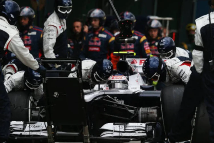 
	Piloto da Williams faz pitstop durante corrida da F-1: o an&uacute;ncio do acordo entre se d&aacute; menos de uma semana ap&oacute;s a equipe selar uma parceira com a Petrobras
 (Thompson/Getty Images)