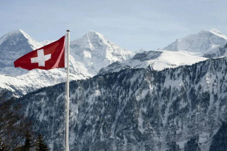 Bandeira da Suíça nos alpes (Thinkstock/fotoerlebnisse)
