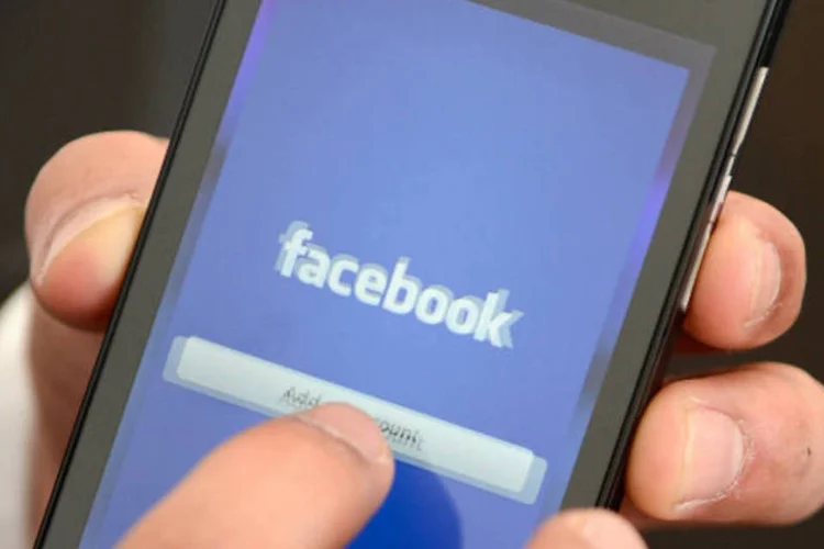 
	Smartphone com acesso ao Facebook: mecanismo utiliza tecnologia de reconhecimento facial para acelerar o processo de marca&ccedil;&atilde;o de amigos
 (Kevork Djansezian/Getty Images)