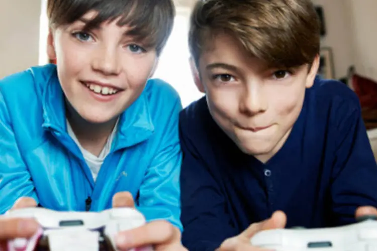 Crianças jogam videogame (Getty Images)