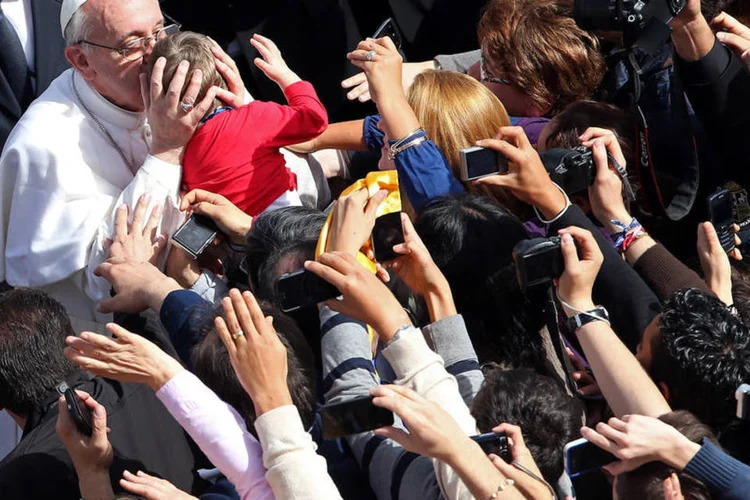 Papa Francisco beija criança após missa do Domingo de Ramos, em 24 de março de 2013 (Christopher Furlong/Getty Images)