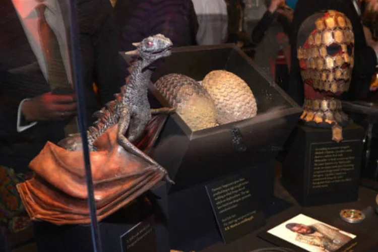 
	Game of Trhones: ao comentar os figurinos que fazem parte da exposi&ccedil;&atilde;o, os atores contaram que precisam vestir pe&ccedil;as por cima de outras mesmo quando est&atilde;o em est&uacute;dio
 (Mike Coppola/Getty Images)
