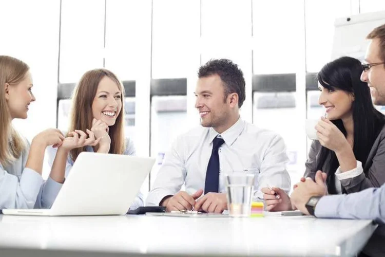 Empreendedores conversando (Thinkstock)