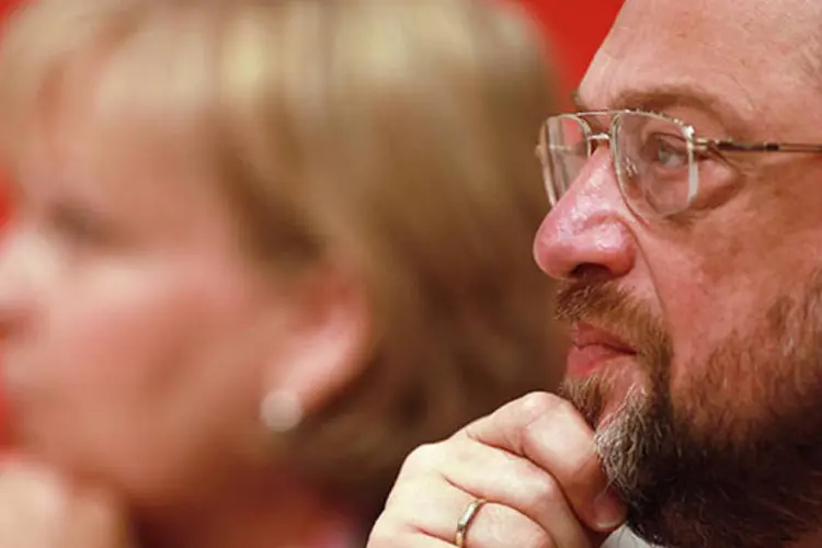 
	Martin Schulz, presidente do parlamento europeu e l&iacute;der social-democrata, e a chanceler alem&atilde;: Merkel precisa tomar nota das necessidades sociais das pessoas na crise dos Estados, disse ele
 (Johannes Simon/Getty Images)