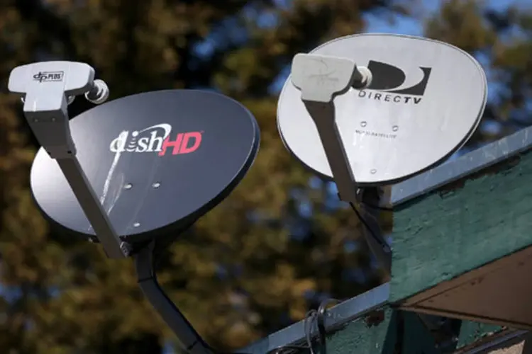 Antena parabólica da Dish Network próximo de uma da DirecTV no telhado de um prédio em San Rafael, Califórnia (Justin Sullivan/Getty Images)