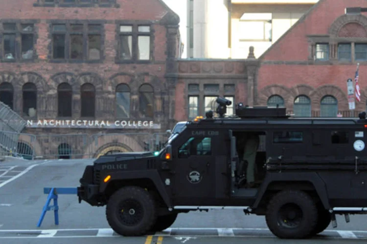 Um veículo da equipe SWAT monta guarda em Dalton Street, perto de Boylston Street, em Boston, Massachusetts (Darren McCollester/Getty Images)